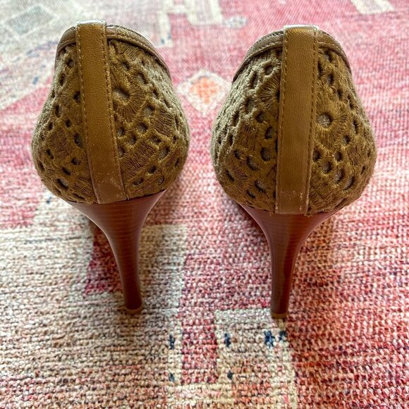 Stuart Weitzman Light Brown Perforated Wooden Heels - Picture 4 of 14